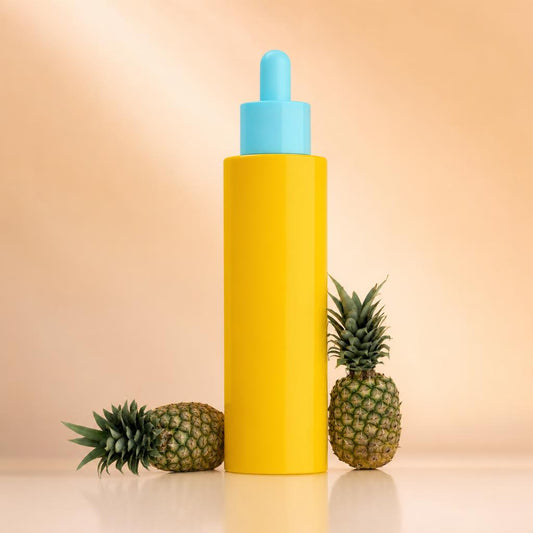 Peeling enzimático de piña PHOFAY sobre fondo de estudio nude
